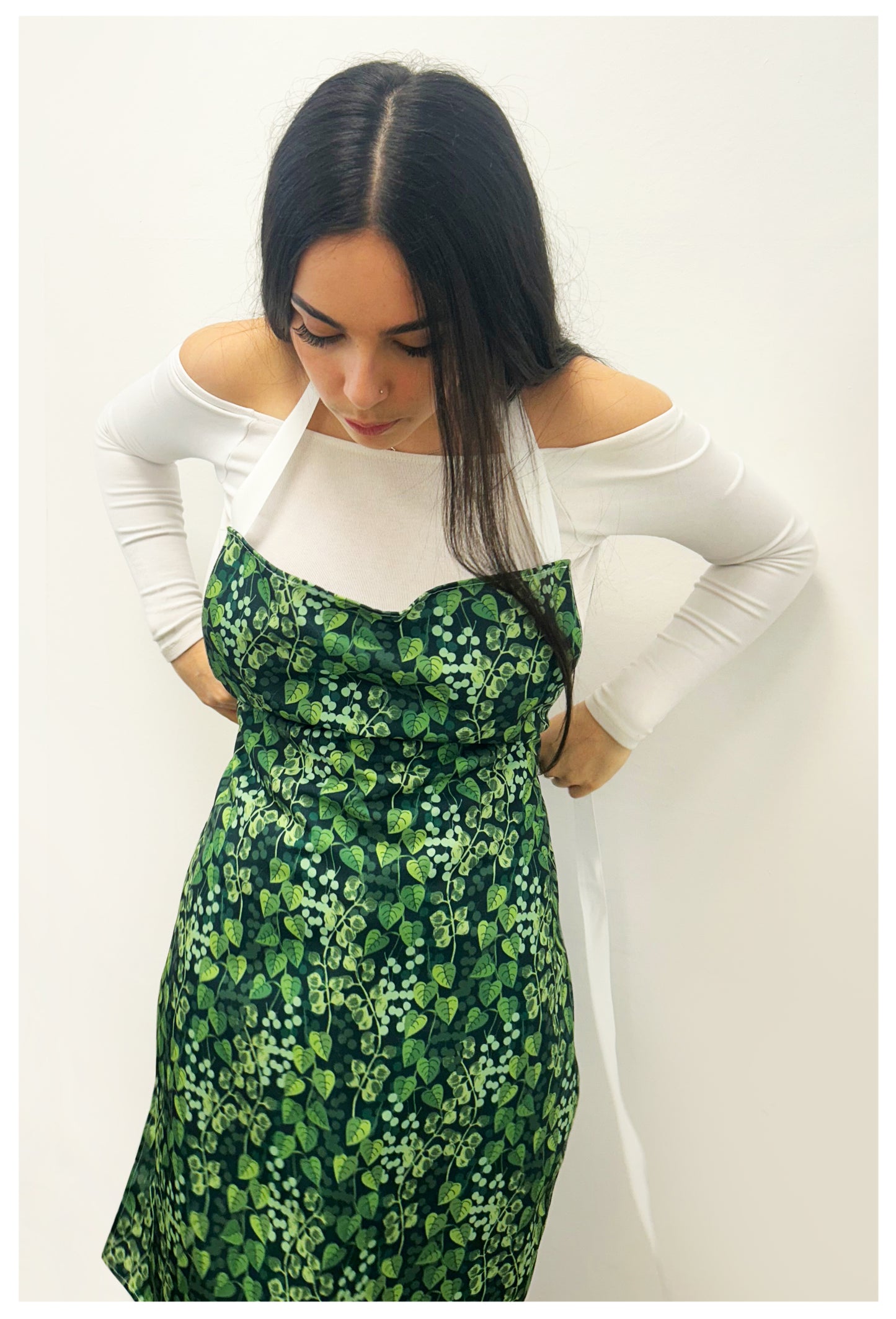 TRAILING LEAVES Apron